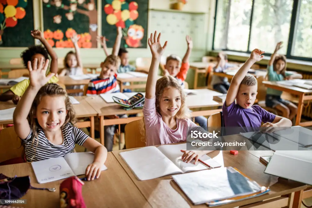 Begeisterte Grundschulkinder melden sich im Unterricht