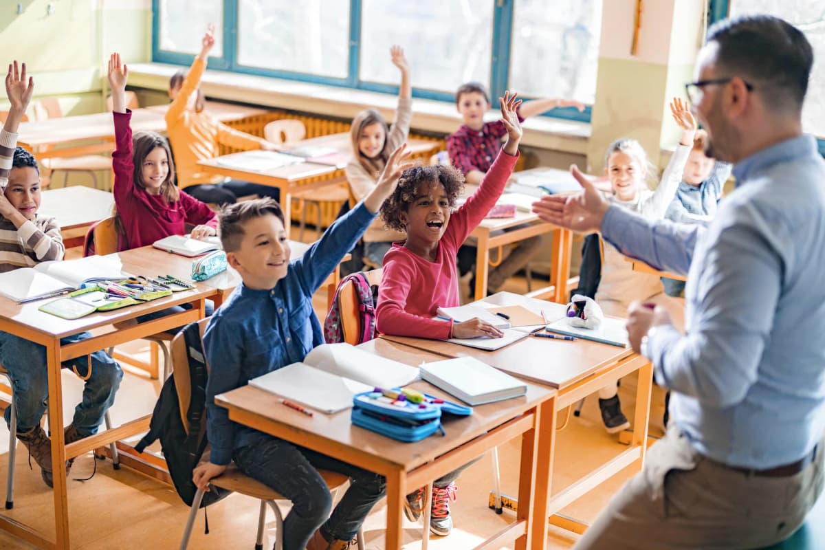 Begeisterte Grundschulkinder melden sich aktiv im Unterricht